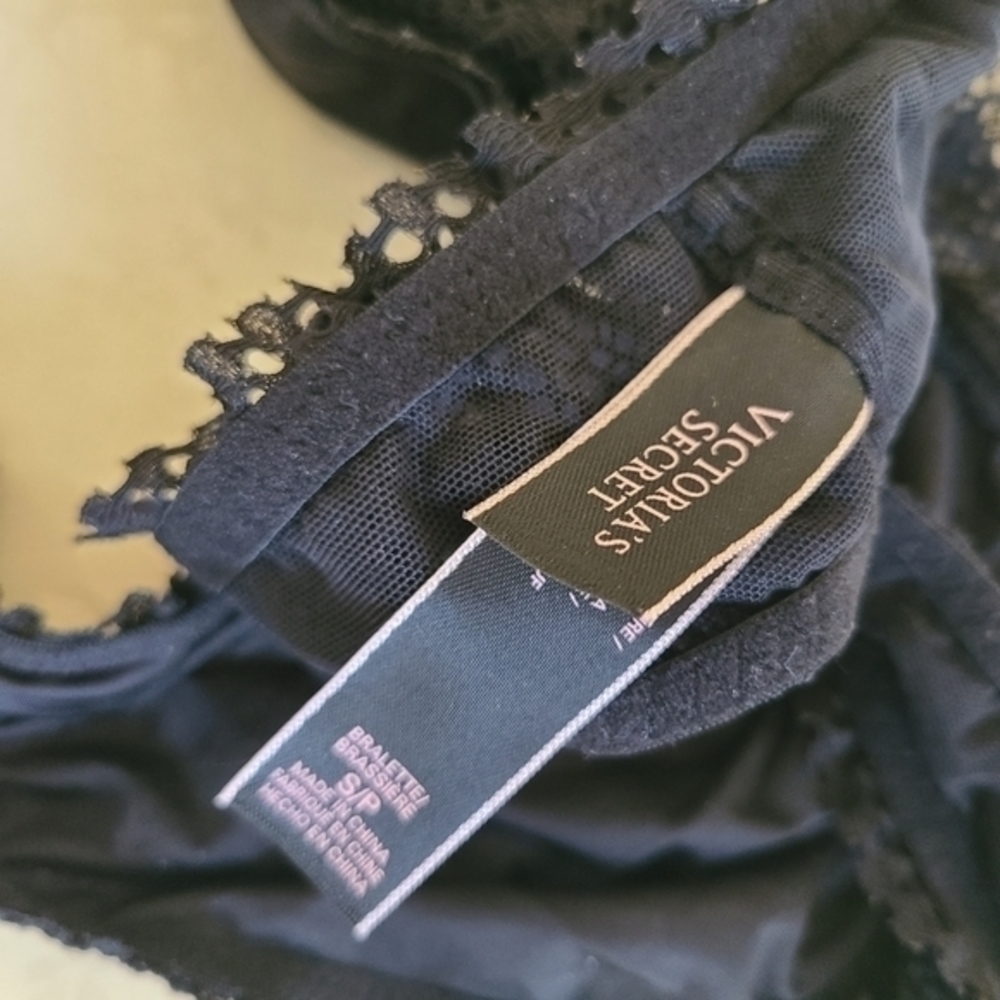 Victoria's Secret Bundle Of Two Coral And‎ Black Bralette - Picture 8 of 9